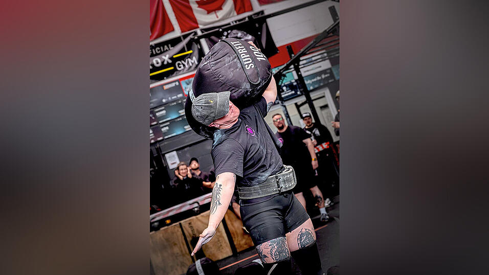 Die Disziplin „Sandbag to Shoulder“ ist eine der liebsten von Sabrina Retzer. Sie schafft es, 100 Kilogramm zu schultern.
