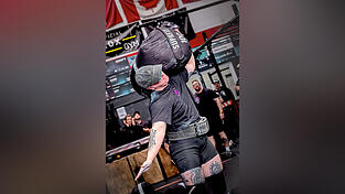 Die Disziplin „Sandbag to Shoulder“ ist eine der liebsten von Sabrina Retzer. Sie schafft es, 100 Kilogramm zu schultern.