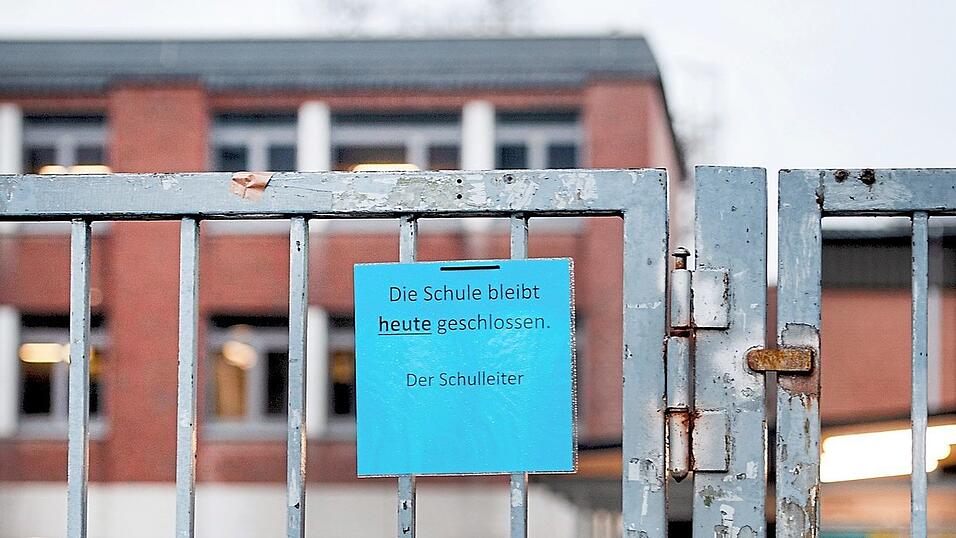 Wenn Schulen schlie&szlig;en, m&uuml;ssen oft auch die Eltern zuhause bleiben, um ihre Kinder zu betreuen.