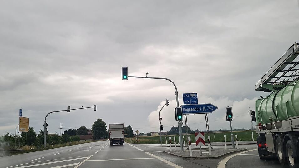 Die Ampelanlage an der Autobahnabfahrt Plattling-West ist Dauerthema in den Kommunalgremien. Die Ampelanlage an der Autobahnabfahrt Plattling-West ist Dauerthema in den Kommunalgremien.