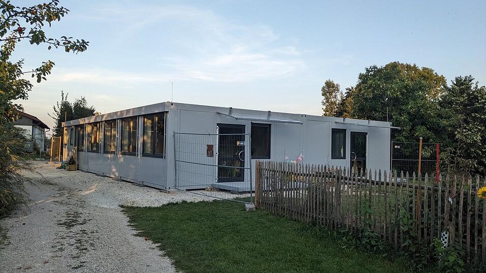 Zwei Gruppen des Naturkindergartens 'Vilstalfrösche' sind derzeit in Containern untergebracht. Das neue Naturkinderhaus, das bald fertig wird, soll vorerst aber nicht für weitere Gruppen erweitert werden. Zwei Gruppen des Naturkindergartens 'Vilstalfrösche' sind derzeit in Containern untergebracht. Das neue Naturkinderhaus, das bald fertig wird, soll vorerst aber nicht für weitere Gruppen erweitert werden.