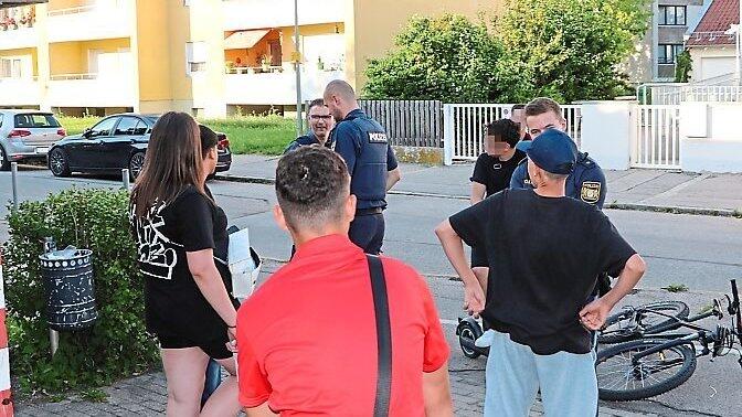 Vor dem 'Checkpoint', der am Freitagabend geschlossen hat, trifft die Polizei auf eine Gruppe Jugendliche. Vor dem 'Checkpoint', der am Freitagabend geschlossen hat, trifft die Polizei auf eine Gruppe Jugendliche.