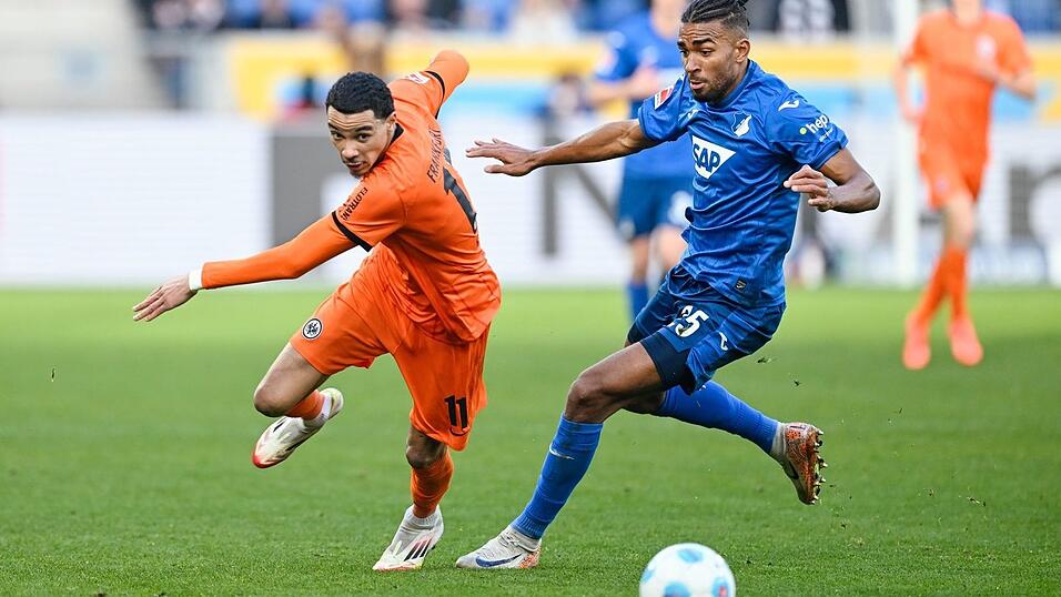 Schwere Aufgabe für Hoffenheims Kevin Akpoguma (r.) gegen Hugo Ekitiké