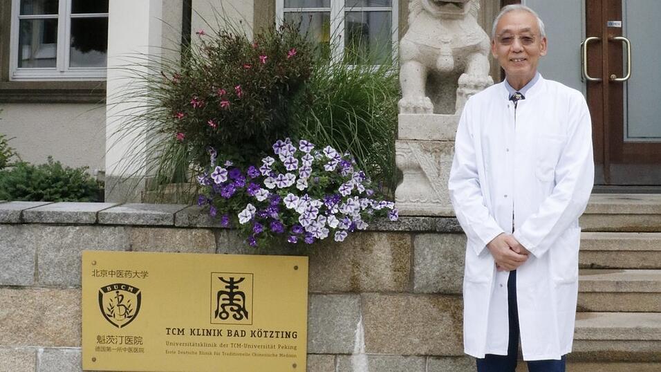Chefarzt Jingzhang Dai vor der TCM-Klinik in Bad K&ouml;tzting. Hier hat er seine sch&ouml;nsten Erinnerungen gesammelt, sagt er.