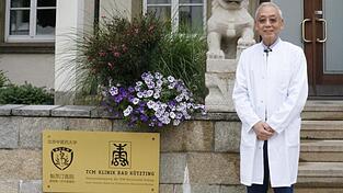 Chefarzt Jingzhang Dai vor der TCM-Klinik in Bad Kötzting. Hier hat er seine schönsten Erinnerungen gesammelt, sagt er.