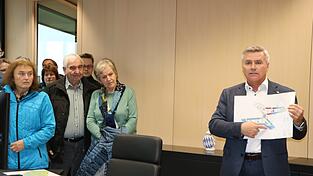 Landrat Peter Dreier erklärt den Schmetterlingsbau.