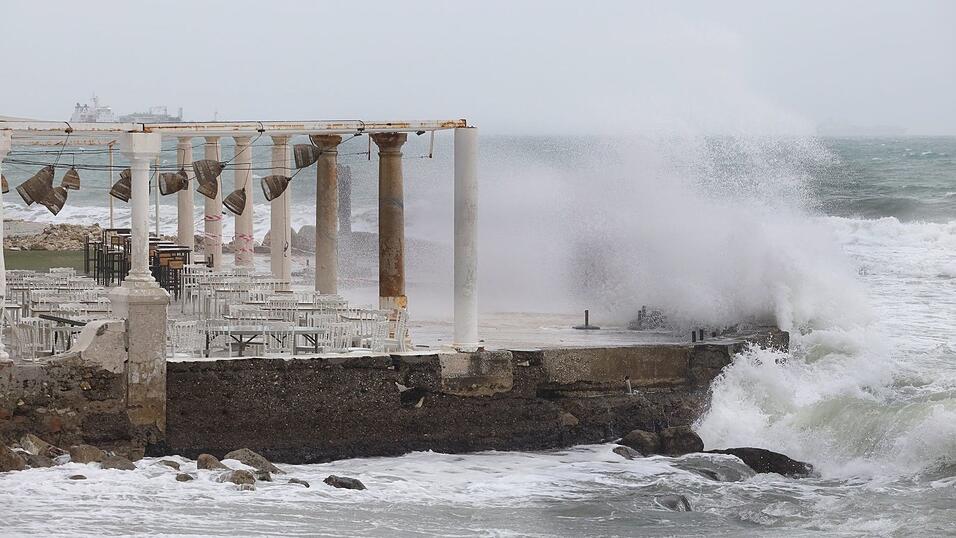 Die Beh&ouml;rden warnen vor hohem Wellengang - wie hier bei M&aacute;laga.