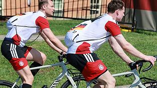 Immer Seite an Seite, auch auf der Fahrt zum Training. Manuel Neuer (l) und Jonas Urbig. Immer Seite an Seite, auch auf der Fahrt zum Training. Manuel Neuer (l) und Jonas Urbig.