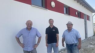 B&uuml;rgermeister Franz Aster (v. l.), Kommandant Julian Wagner und Feuerwehrvorsitzender Wolfgang Hiergeist verschafften sich ein Bild &uuml;ber den Stand der Bauarbeiten am neuen Feuerwehrhaus