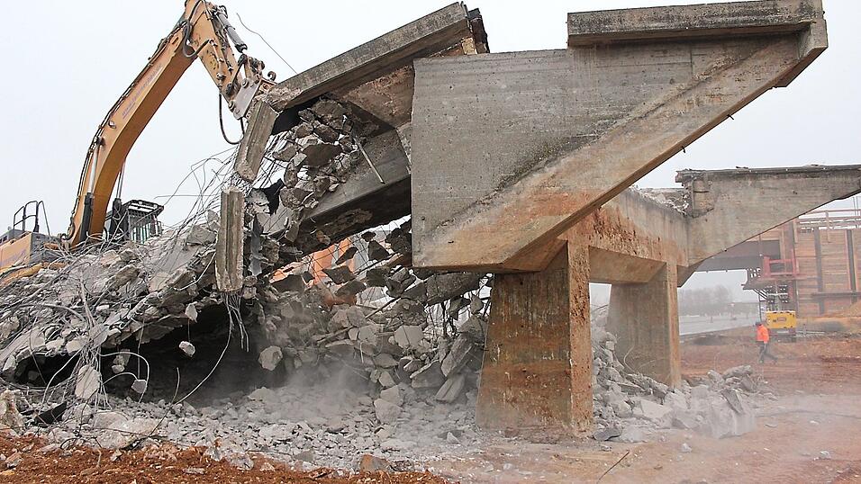 Am Sonntagmorgen gegen 9 Uhr rissen die Bagger das letzte Widerlager ab.