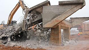 Am Sonntagmorgen gegen 9 Uhr rissen die Bagger das letzte Widerlager ab. Am Sonntagmorgen gegen 9 Uhr rissen die Bagger das letzte Widerlager ab.