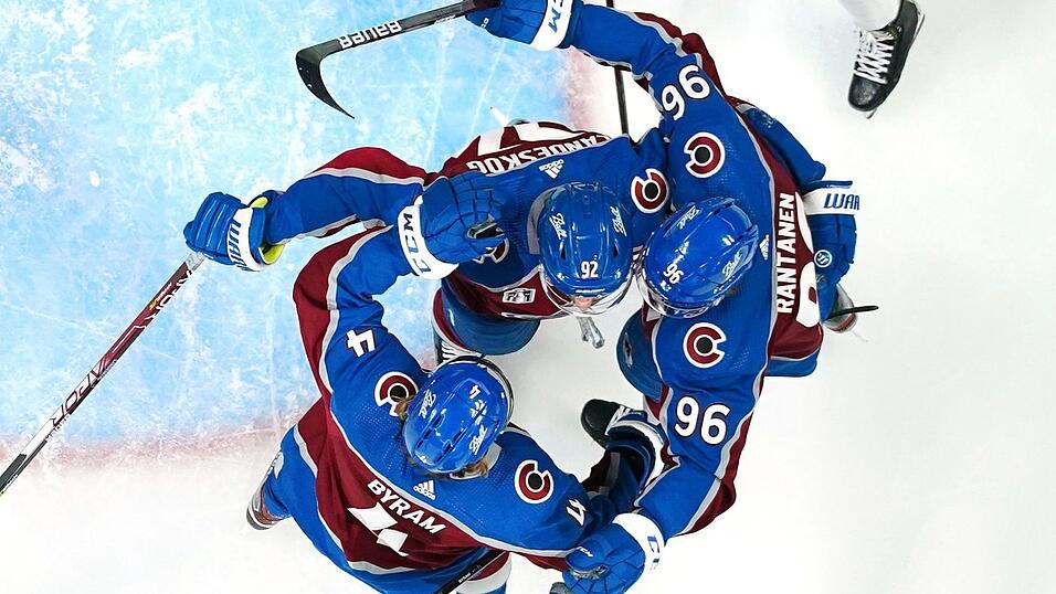 Colorados Gabriel Landeskog (92) feiert ein Tor mit Bowen Byram (l., 4) und Mikko Rantanen (r., 96). Colorados Gabriel Landeskog (92) feiert ein Tor mit Bowen Byram (l., 4) und Mikko Rantanen (r., 96).