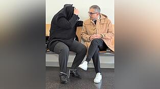 Die Schüler erkannten den Angeklagten wieder, der sie unerlaubt angesprochen und durch Bad Kötzting verfolgt haben soll. Anwalt Shervin Ameri (rechts) verteidigt ihn. Die Schüler erkannten den Angeklagten wieder, der sie unerlaubt angesprochen und durch Bad Kötzting verfolgt haben soll. Anwalt Shervin Ameri (rechts) verteidigt ihn.