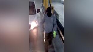 Einer der Maskierten trug gr&uuml;ne Handschuhe.