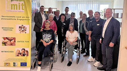 Freuen sich &uuml;ber den Erfolg des Projekts: (v. l.) Monika Maschka und Renate Kiesel (sitzend), dahinter Annemarie Heindl Lisa Simb&ouml;ck, Roswitha Kr&uuml;ger, Tina Breyer, Nihat Idgu, B&uuml;rgermeister Thomas Etschmann. Hintere Reihe: Markus Zapf, Ludwig Sax, Landrat Bernd Sibler, Lars Jostmeyer, Dr. Barbara Groll und Josef Schmid.