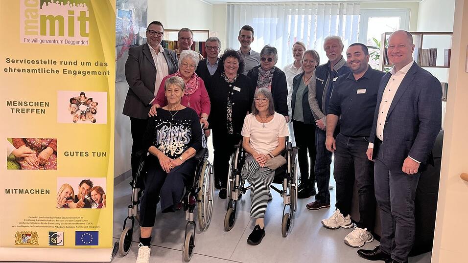 Freuen sich &uuml;ber den Erfolg des Projekts: (v. l.) Monika Maschka und Renate Kiesel (sitzend), dahinter Annemarie Heindl Lisa Simb&ouml;ck, Roswitha Kr&uuml;ger, Tina Breyer, Nihat Idgu, B&uuml;rgermeister Thomas Etschmann. Hintere Reihe: Markus Zapf, Ludwig Sax, Landrat Bernd Sibler, Lars Jostmeyer, Dr. Barbara Groll und Josef Schmid.