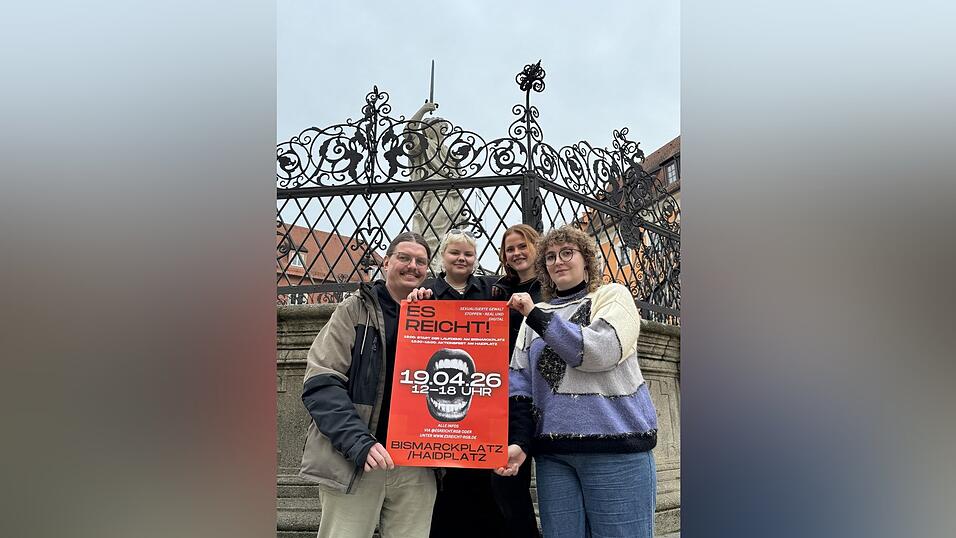 Florian Horn (von links), Ila Aue, Anna Fontius und Amelie wollen am Sonntag mit m&ouml;glichst vielen Menschen auf dem Haidplatz ein Zeichen gegen sexualisierte Gewalt setzen.