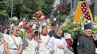 Die Prozession bewegt sich Richtung Kirche. Die Prozession bewegt sich Richtung Kirche.