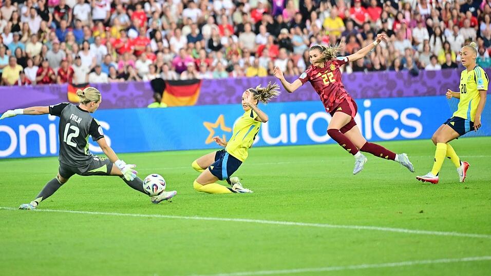 Da war noch alles in Ordnung für die DFB-Auswahl: Jule Brand (in Rot) erzielt das 1:0.