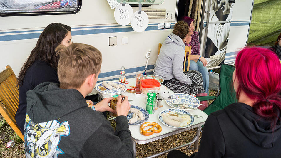 Mal mehr und mal weniger ausgewogen: Fr&uuml;hst&uuml;ck am Pfingst-Open-Air. Aufgenommen am Samstag von Regina H&ouml;lzel