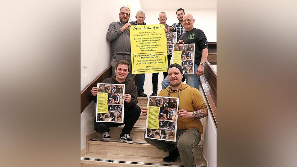 Vereinsvorsitzender Jürgen Lampatzer (zweite Reihe, links) und Bürgermeister Markus Ackermann (zweite Reihe, Mitte) mit einem Teil der 15 freiwilligen Helfer hoffen, dass ihr Spendenaufruf für die Erschließung der Waldmünchner Felsenkeller auf fruchtbaren Boden fällt.