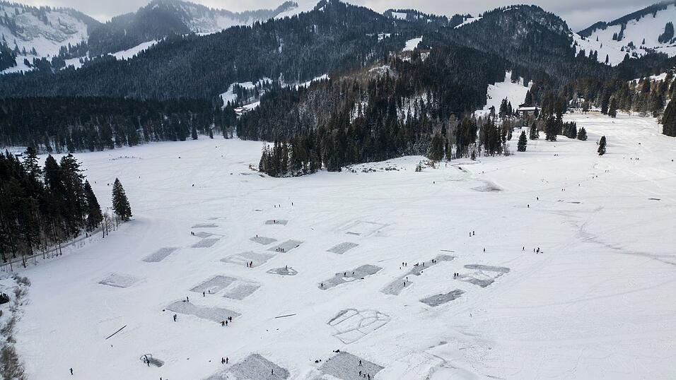 Der Spitzingsee in Oberbayern ist übersät mit Eishockey-Feldern, die Einheimische und Touristen freigeschippt haben. Der Spitzingsee in Oberbayern ist übersät mit Eishockey-Feldern, die Einheimische und Touristen freigeschippt haben.