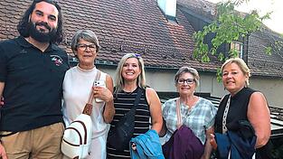 &bdquo;Trenck&ldquo; Christian Liegl, der selbst schon einmal in Plain zu Gast war, gew&auml;hrte einen Blick hinter die Festspiel-Kulissen und stellte sich nat&uuml;rlich f&uuml;rs Erinnerungsfoto zur Verf&uuml;gung (von rechts) Marcia Ring, Mary Kraemer, Melissa Marx und Lisa Price.