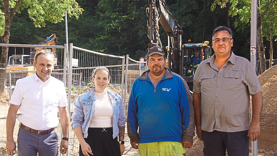 B&uuml;rgermeister Josef Sch&uuml;tz, stellvertretende Bauamtsleiterin Tanja Kruger, Polier Wolfgang Solleder und Bauleiter Ewald Bosl (von links) zeigen sich mit dem Fortgang der Ma&szlig;nahme hochzufrieden. Derzeit l&auml;uft die Neugestaltung des Hallenbadparkplatzes, der im Hintergrund zu sehen ist.