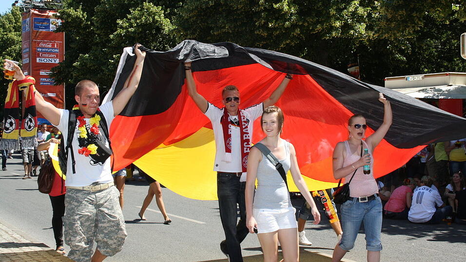 Christian Fertl war am Sonntag auf der Fanmeile in Berlin und erlebte dort das Achtelfinale gegen England auf Gro&szlig;leinwand.