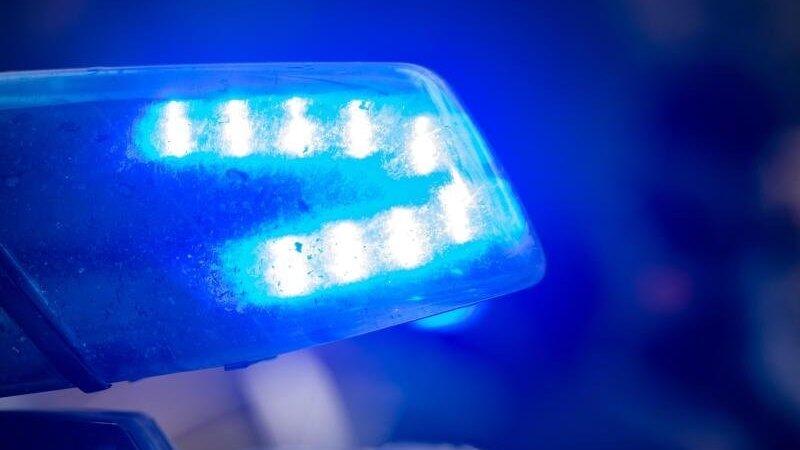 Die Polizei sucht Zeugen, die einen Raubüberfall auf eine Tankstelle in Regensburg beobachtet haben könnten. (Symbolbild) Die Polizei sucht Zeugen, die einen Raubüberfall auf eine Tankstelle in Regensburg beobachtet haben könnten. (Symbolbild)