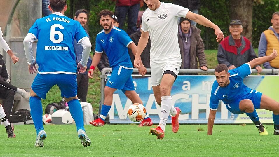 Leistungsträger Jonas Seidl (hier am Ball) beendet sein Fußballerdasein, bleibt aber als Abteilungsleiter erhalten. Leistungsträger Jonas Seidl (hier am Ball) beendet sein Fußballerdasein, bleibt aber als Abteilungsleiter erhalten.