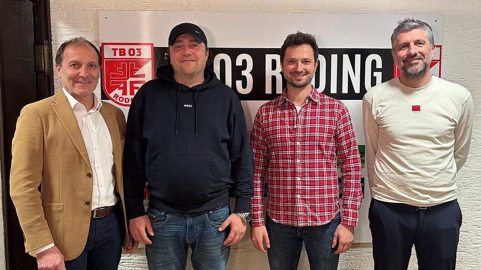 Endlich ist ein neuer Trainer f&uuml;r dem TB 03 Roding gefunden. (Von links) Vorstandsmitglied Gerd Lehner, die Sportlichen Leiter J&uuml;rgen Weigl und Christian Fleischmann, dazwischen der neue Cheftrainer Andreas Klebl (Zweiter von rechts).
