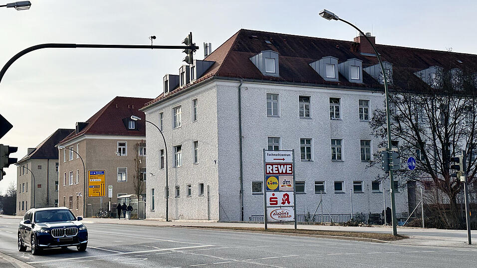 In der Unterkunft sind nach Polizeiangaben rund 400 Bewohner untergebracht. Bei der Begehung fanden die Beamten Personen 'im zweistelligen Bereich' auf, die sich dort unbefugt aufhielten, teilt die Polizei mit.