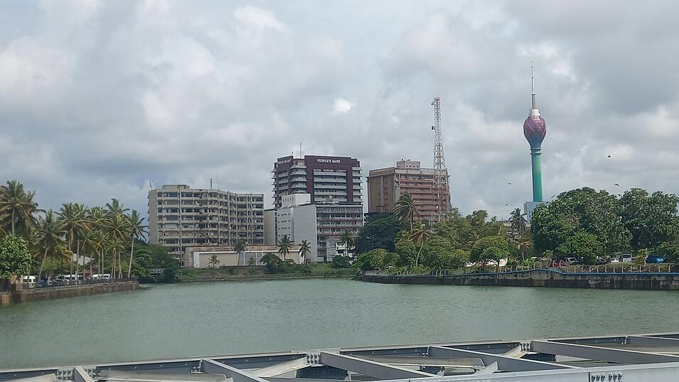 Historische Tempel, moderne Bauten, viel Gewusel: Das ist Colombo, Sri Lankas Hauptstadt.