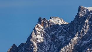 Alexander Dobrindt hat seine Amtskollegen aus Frankreich, Polen, Österreich, Dänemark und Tschechien für diesen Freitag auf die Zugspitze (Archiv) geladen, um dort gemeinsam mit EU-Innenkommissar Magnus Brunner zentrale Maßnahmen zur Neuordnung der Migrationspolitik zu diskutieren.