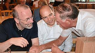 Das Ohr an der CSU-Parteibasis: die Abgeordneten Manfred Weber und Florian O&szlig;ner (v. l.) am Rande der CSU-Kreisdelegiertenkonferenz am Freitagabend in Hausen.