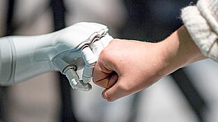 Künstliche Intelligenz (KI) wird in den kommenden Jahren auch das Lernen in den Schulen verändern. Künstliche Intelligenz (KI) wird in den kommenden Jahren auch das Lernen in den Schulen verändern.