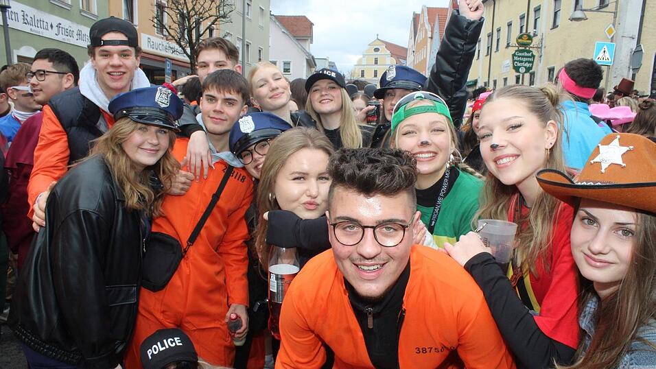 Beste Stimmung herrschte beim Rosenmontagszug in Geisenhausen.