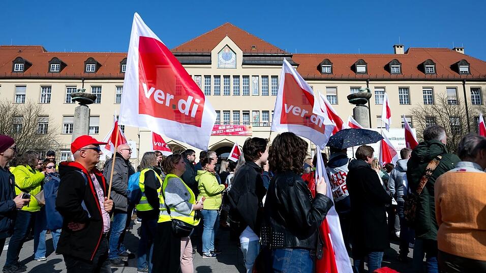 Mehrere Tausend Mitarbeiter des öffentlichen Dienstes haben an Warnstreiks in Bayern teilgenommen.
