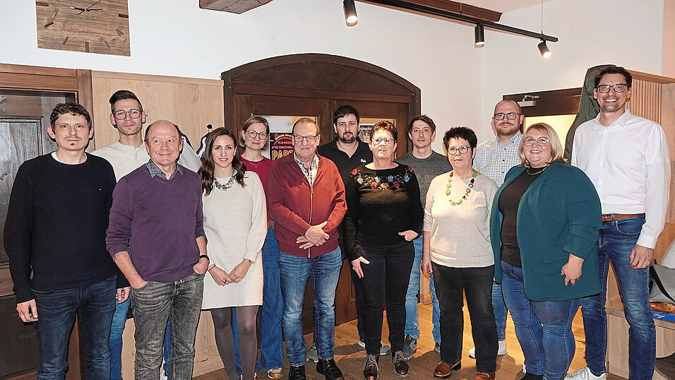 Die Kandidaten der Freien Arbeiterschaft Wiesent. Von links: Daniel Gallasch, Johannes Wanninger, Karl-Heinz Selmeier, Sonja Oertel, Stefanie Rupprecht, Josef Raab, Michael Fuchs, Bettina Stadler, Tobias Gottswinter, Maria Rösch, Thomas Ruppert-Leutner, Anna Scheibenthaler und Bernhard Stojetz.