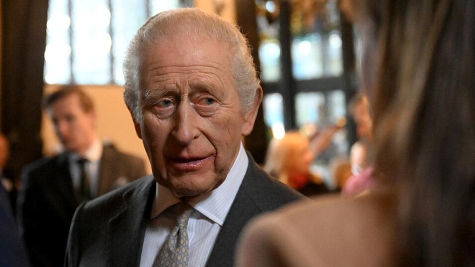 König Charles III. hat der Polizei seine Unterstützung bei etwaigen Ermittlungen gegen Ex-Prinz Andrew angeboten. (Archivbild) König Charles III. hat der Polizei seine Unterstützung bei etwaigen Ermittlungen gegen Ex-Prinz Andrew angeboten. (Archivbild)