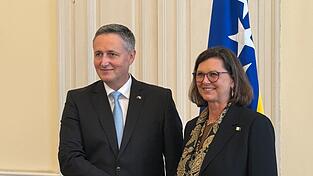 Ilse Aigner auf Auslandsreise: In Sarajevo wurde sie von Staatspräsident Denis Becirovic empfangen. Ilse Aigner auf Auslandsreise: In Sarajevo wurde sie von Staatspräsident Denis Becirovic empfangen.