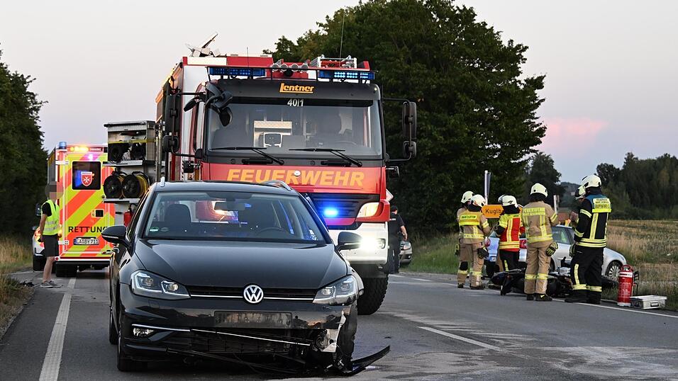 Bei dem Unfall auf der B 299 sind ein Motorradfahrer und eine Autofahrerin verletzt worden.