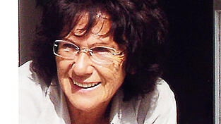 Christine Rieck-Sonntag wurde 1941 in Zwickau geboren und lebt heute in Landshut. Sie hat in München Religionspädagogik studiert und gleichzeitig eine Ausbildung in Malerei und Aktzeichnen absolviert. 1996 erhielt sie ein Zertifikat der Akademie der Bildenden Künste München.