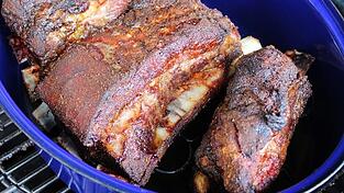 Das Dämpfen der geräucherten Beef Ribs im Bräter.