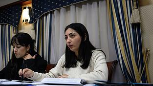 Reem Alabali Radovan (SPD, r), Bundesministerin für wirtschaftliche Zusammenarbeit und Entwicklung, und Pressesprecherin Aline Abboud besprechen im Zug nach Kiew das Reiseprogramm. Reem Alabali Radovan (SPD, r), Bundesministerin für wirtschaftliche Zusammenarbeit und Entwicklung, und Pressesprecherin Aline Abboud besprechen im Zug nach Kiew das Reiseprogramm.