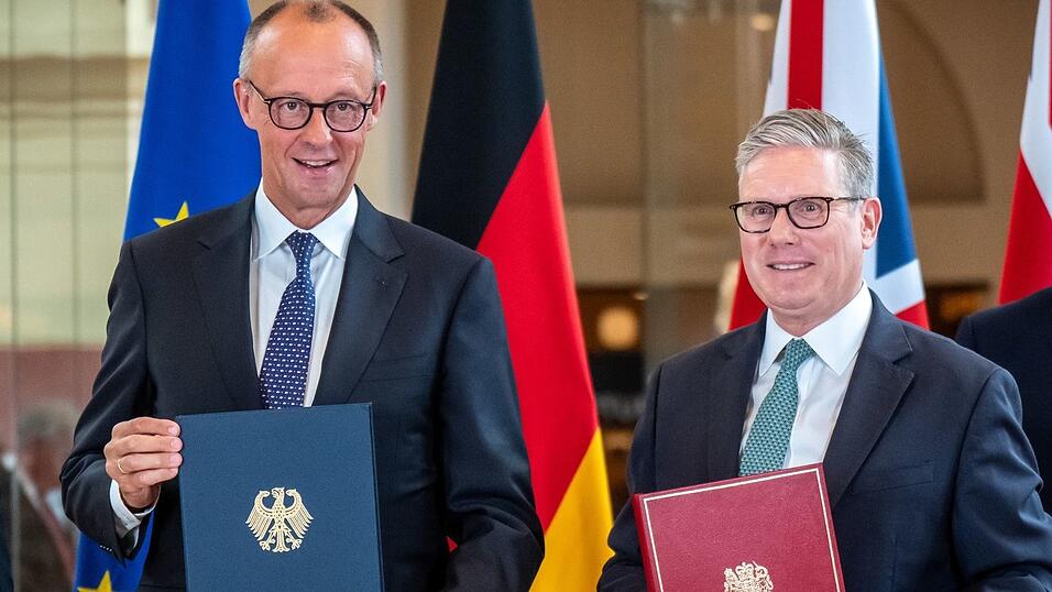 Bundeskanzler Friedrich Merz (l.) und Premierminister Keir Starmer unterzeichneten den Kensington-Vertrag. (Archivbild)