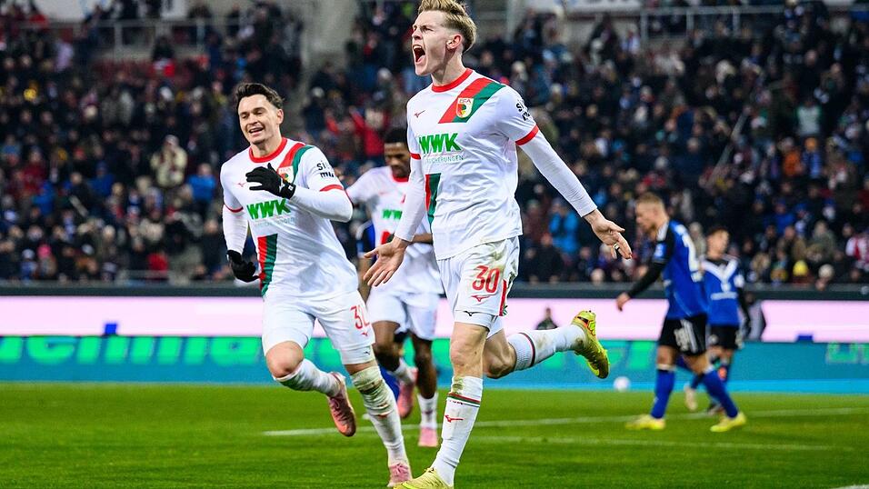 Beim 1:0 im Hinspiel gegen den HSV war Anton Kade als Torsch&uuml;tze der Matchwinner f&uuml;r den FC Augsburg. (Archivbild)