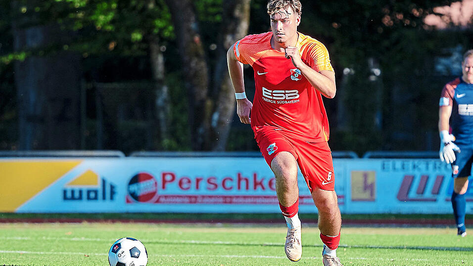 Hankofens Neuzugang Korbinian Stütz feiert gegen Hauzenberg seine Torpremiere - und das gleich doppelt: Er steuert beim 6:1 den ersten und den vierten „Dorfbuam“-Treffer bei. Hankofens Neuzugang Korbinian Stütz feiert gegen Hauzenberg seine Torpremiere - und das gleich doppelt: Er steuert beim 6:1 den ersten und den vierten „Dorfbuam“-Treffer bei.