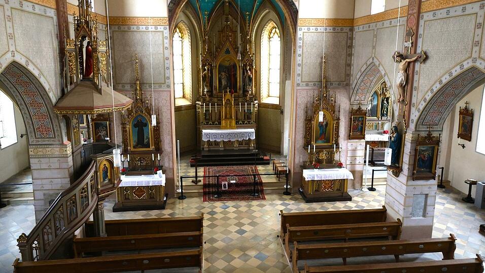 Links und rechts vom Hauptaltar der Johanneskirche sowie in beiden Seitenschiffen befinden sich insgesamt vier Seitenaltäre. Links und rechts vom Hauptaltar der Johanneskirche sowie in beiden Seitenschiffen befinden sich insgesamt vier Seitenaltäre.